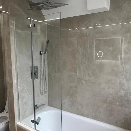 Modern 4 Bed-2 Bath In Battersea Apartment *
