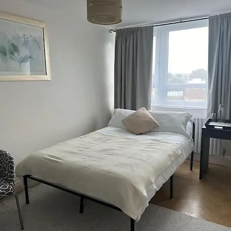 Modern 4 Bed-2 Bath In Battersea Apartment London
