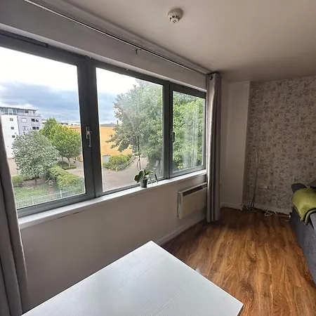 Greenwich Staycation! Gym-pool-parking-tube Station 2mins Away Apartment