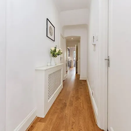 Charming Hampstead Retreat With Patio Apartment