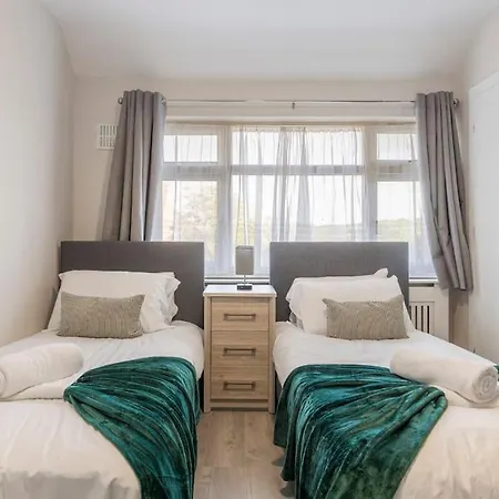 Apartment Large Sleep 11 With Large Garden High Speed Wifi And Free Parking Next London Transport Harrow on the Hill