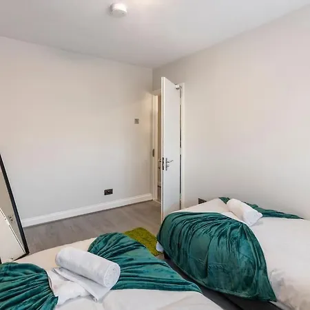 Large Sleep 11 With Large Garden High Speed Wifi And Free Parking Next London Transport Apartment Harrow on the Hill