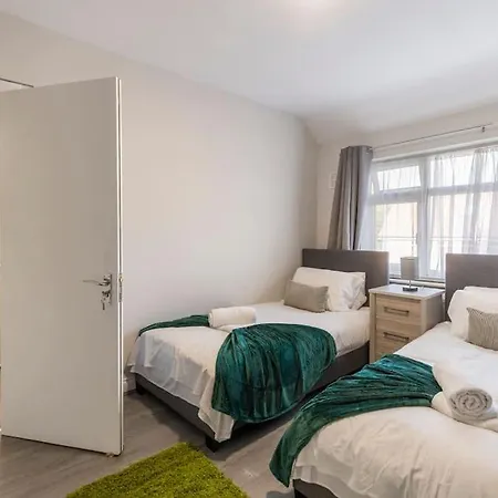 Large Sleep 11 With Large Garden High Speed Wifi And Free Parking Next London Transport