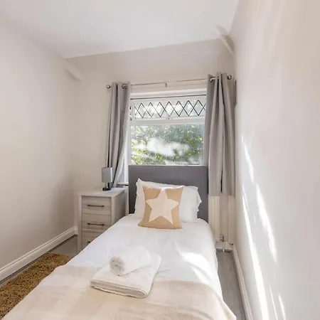 Large Sleep 11 With Large Garden High Speed Wifi And Free Parking Next London Transport Apartment *