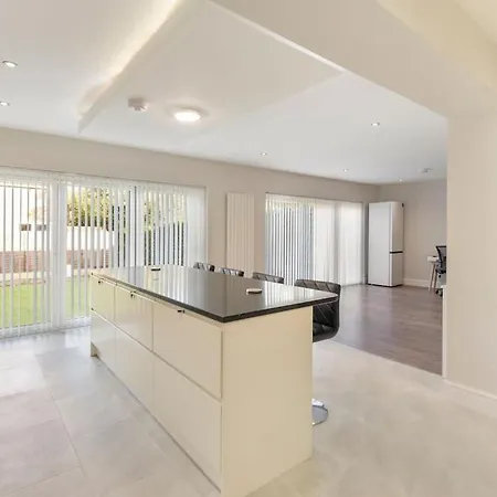 Large Sleep 11 With Large Garden High Speed Wifi And Free Parking Next London Transport Apartment