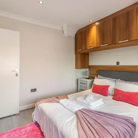 Apartment Large Sleep 11 With Large Garden High Speed Wifi And Free Parking Next London Transport Harrow on the Hill
