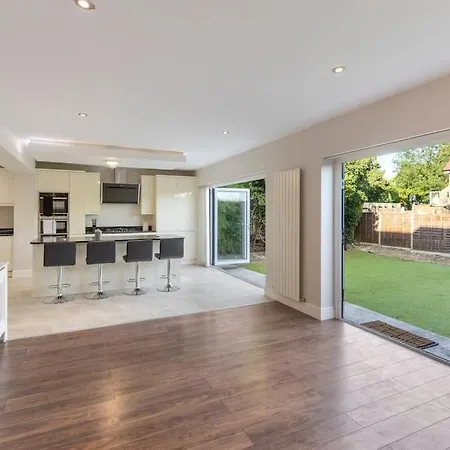 Large Sleep 11 With Large Garden High Speed Wifi And Free Parking Next London Transport Apartment Harrow on the Hill
