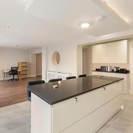 Large Sleep 11 With Large Garden High Speed Wifi And Free Parking Next London Transport Apartment Harrow on the Hill