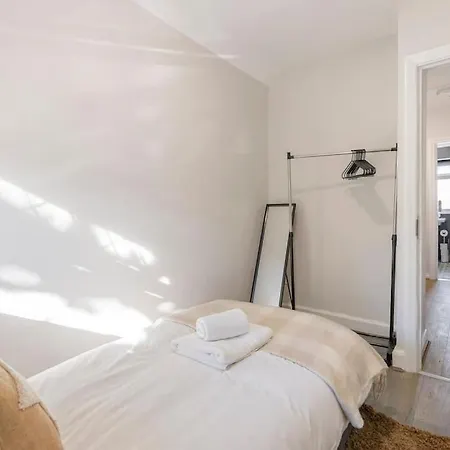 Large Sleep 11 With Large Garden High Speed Wifi And Free Parking Next London Transport *