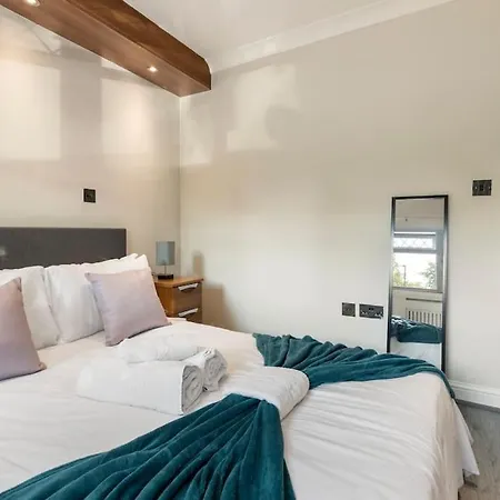 Large Sleep 11 With Large Garden High Speed Wifi And Free Parking Next London Transport Harrow on the Hill