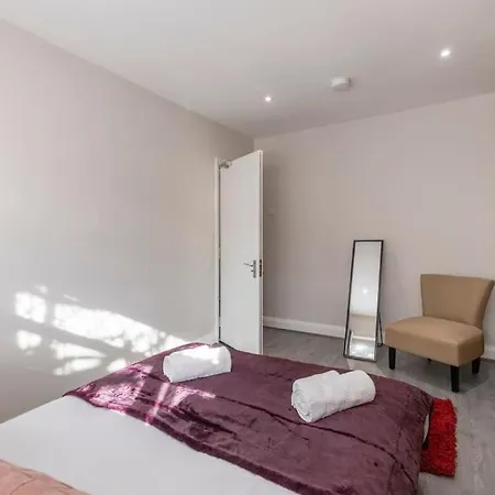 Large Sleep 11 With Large Garden High Speed Wifi And Free Parking Next London Transport Apartment *
