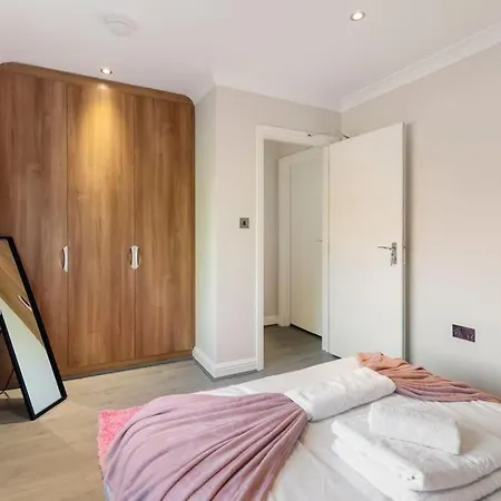 Apartment Large Sleep 11 With Large Garden High Speed Wifi And Free Parking Next London Transport *