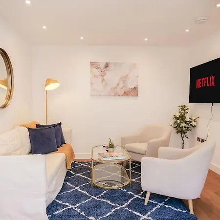Two Bedroom Notting Hill Delight Apartment *