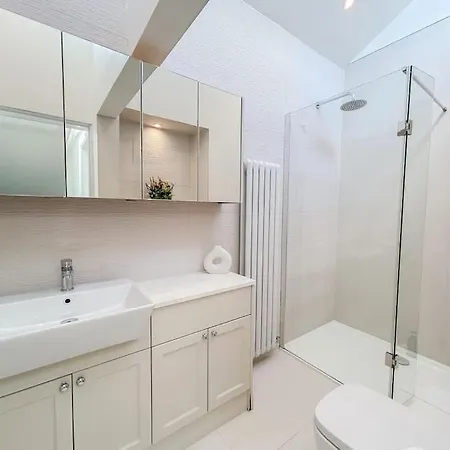 Two Bedroom Notting Hill Delight Apartment London