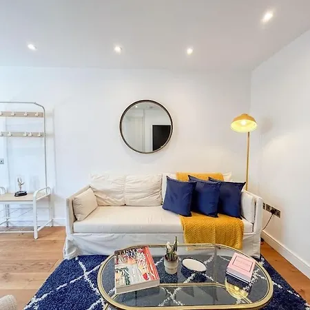Two Bedroom Notting Hill Delight *