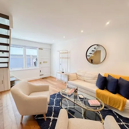 Two Bedroom Notting Hill Delight London