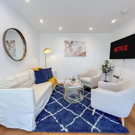 Two Bedroom Notting Hill Delight Apartment *