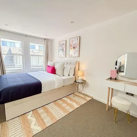 Two Bedroom Notting Hill Delight Apartment