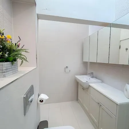 Apartment Two Bedroom Notting Hill Delight *
