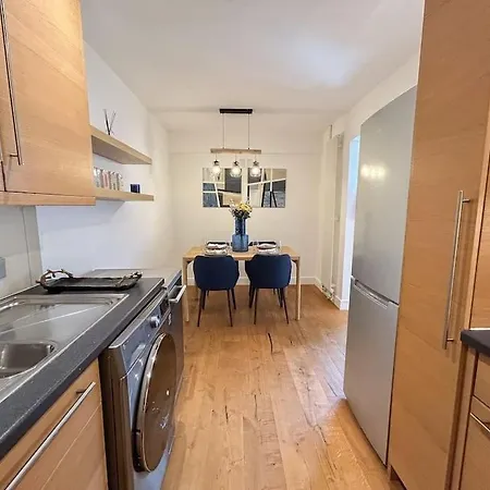Two Bedroom Notting Hill Delight *