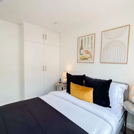 Two Bedroom Notting Hill Delight Apartment London