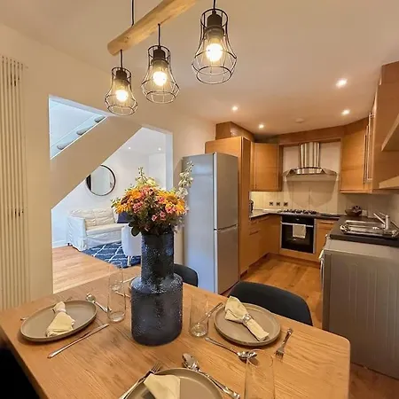 Two Bedroom Notting Hill Delight Apartment *