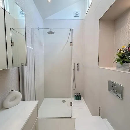 Apartment Two Bedroom Notting Hill Delight