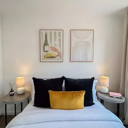 Two Bedroom Notting Hill Delight Apartment London