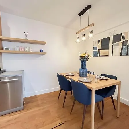 Two Bedroom Notting Hill Delight Apartment
