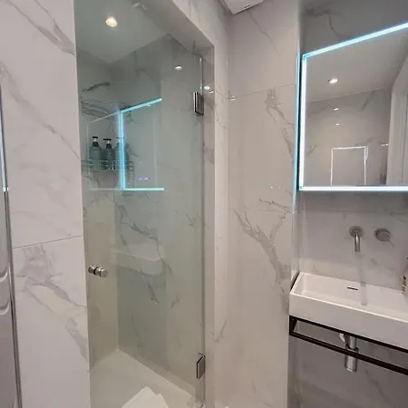 Apartment Stylish And 1 Bedroom London