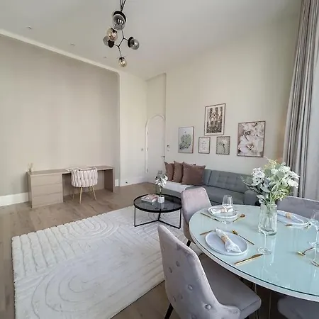 Stylish And 1 Bedroom Apartment