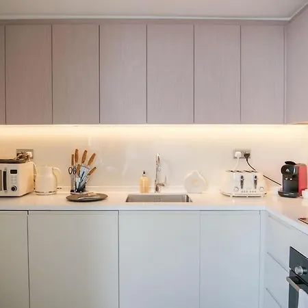 Apartment Stylish And 1 Bedroom