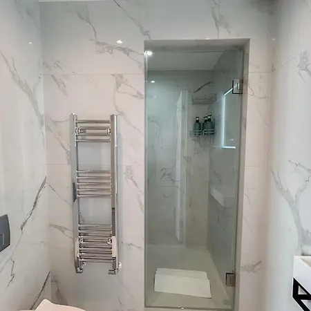 Apartment Stylish And 1 Bedroom *