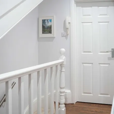 Modern Two Bed Kensington With Free Wifi London