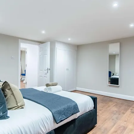 Modern Two Bed Kensington With Free Wifi Apartment London
