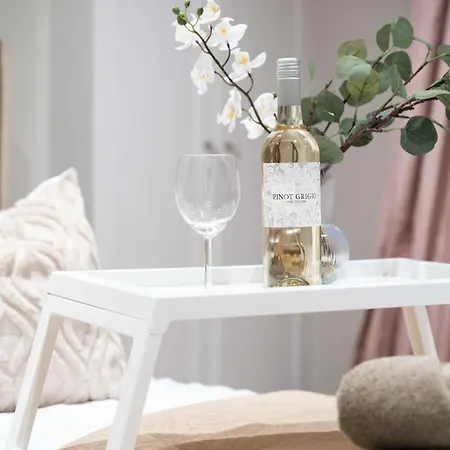 Modern Two Bed Kensington With Free Wifi Apartment *