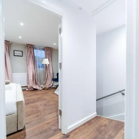 Modern Two Bed Kensington With Free Wifi * London