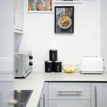 Modern Two Bed Kensington With Free Wifi Apartment London