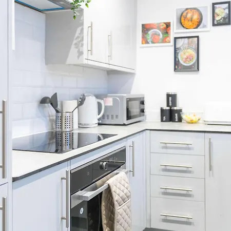 Modern Two Bed Kensington With Free Wifi *