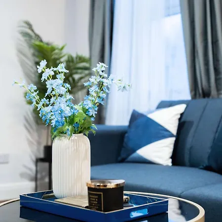 Modern Two Bed Kensington With Free Wifi *