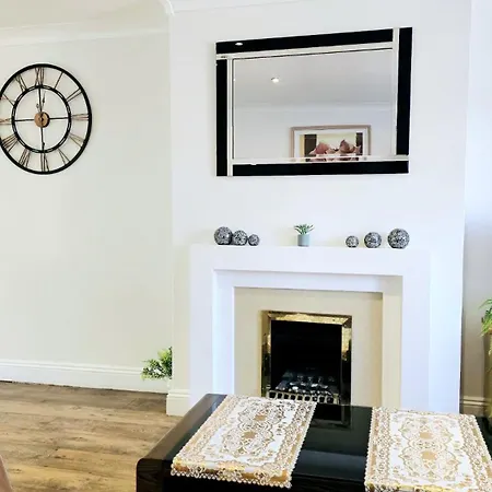 Apartment Cosy And Spacious -free Parking, Free Wifi- Sleeps 5 By Finna Ltd