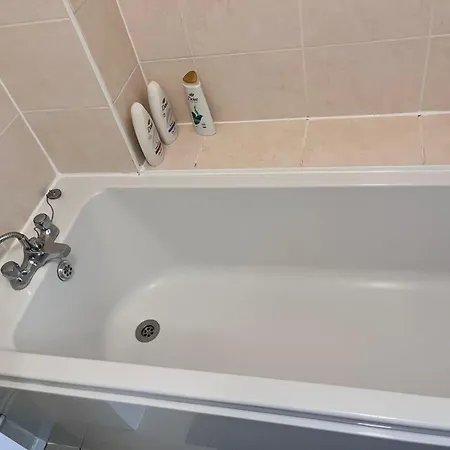Abbey Wood Serviced 3brh Free Wi-fi Parking Tea And Coffee Apartment