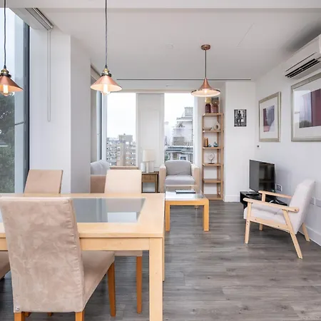Apartment Chic & Stylish 2-bed In The Heart Of