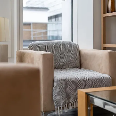 Apartment Chic & Stylish 2-bed In The Heart Of *