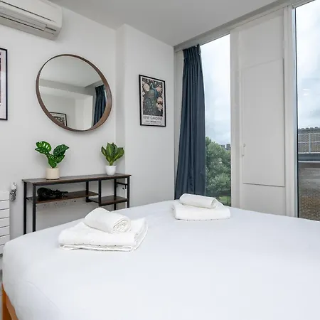 Apartment Chic & Stylish 2-bed In The Heart Of *