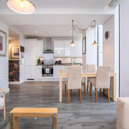 Apartment Chic & Stylish 2-bed In The Heart Of