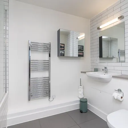 Chic & Stylish 2-bed In The Heart Of Apartment London