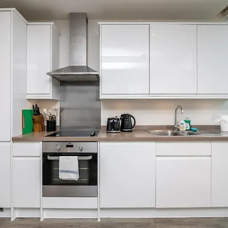 Chic & Stylish 2-bed In The Heart Of Apartment