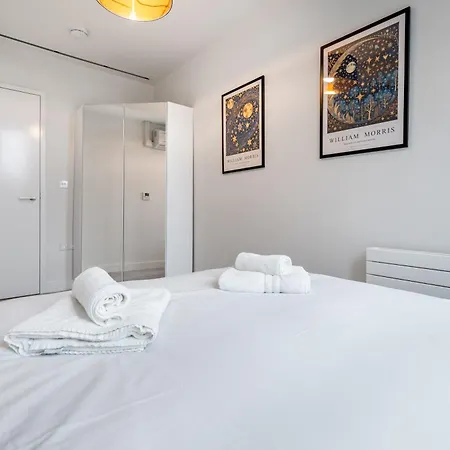 Chic & Stylish 2-bed In The Heart Of Apartment London
