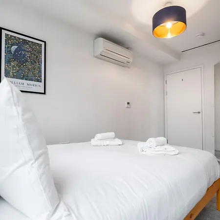 Apartment Chic & Stylish 2-bed In The Heart Of *